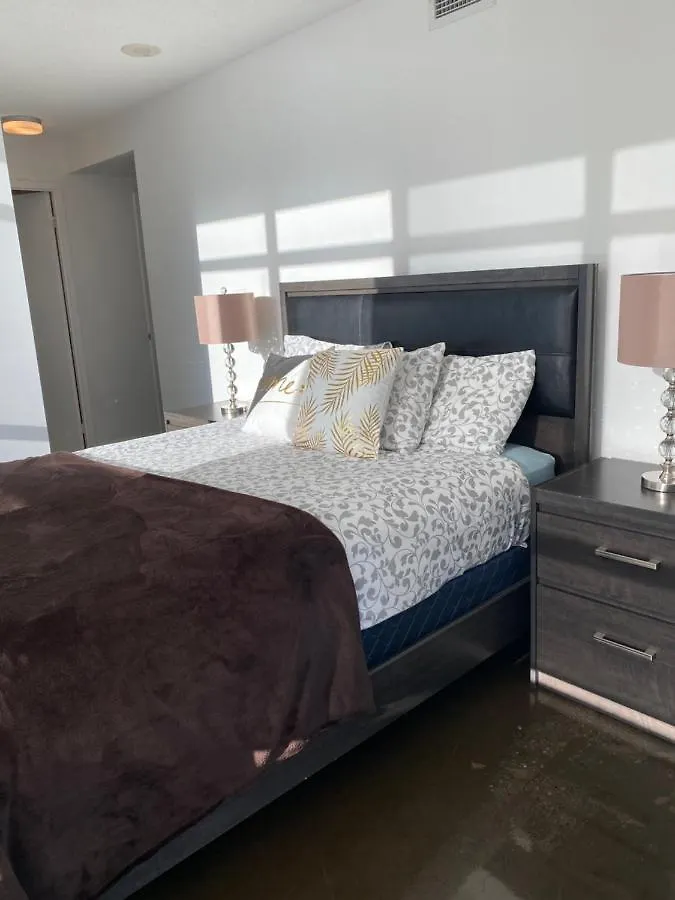 Toronto Downtown Luxurious Stylish 3 Bedroom 3 Bath 2 Balconies Near Rogers Centre Lakeview Condo Apartment