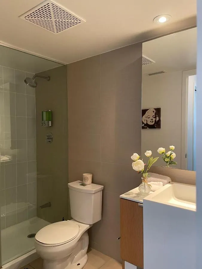 Toronto Downtown Luxurious Stylish 3 Bedroom 3 Bath 2 Balconies Near Rogers Centre Lakeview Condo 0*,