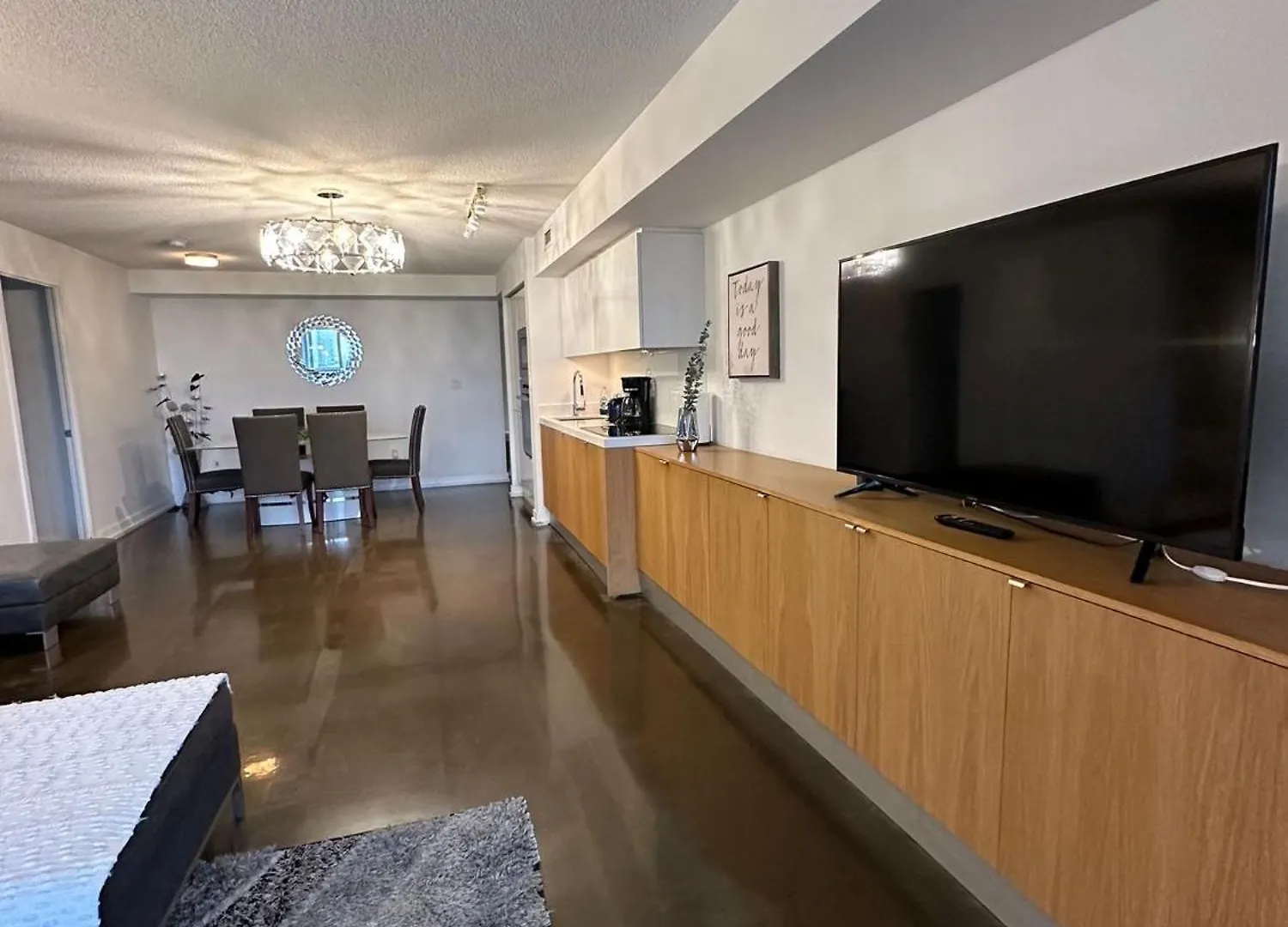 Toronto Downtown Luxurious Stylish 3 Bedroom 3 Bath 2 Balconies Near Rogers Centre Lakeview Condo Apartment
