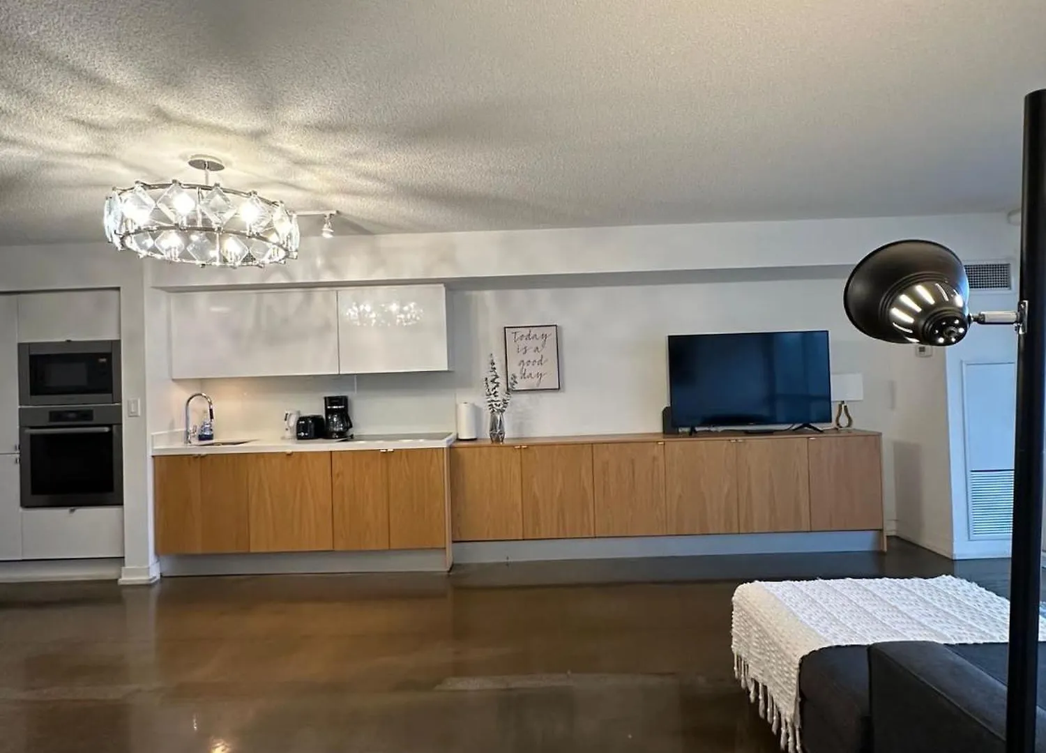 Toronto Downtown Luxurious Stylish 3 Bedroom 3 Bath 2 Balconies Near Rogers Centre Lakeview Condo