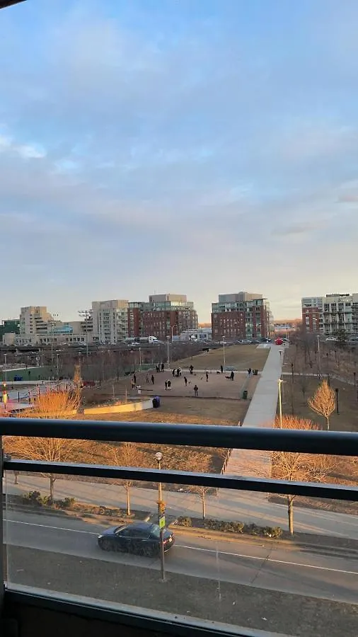 דירה Toronto Downtown Luxurious Stylish 3 Bedroom 3 Bath 2 Balconies Near Rogers Centre Lakeview Condo קנדה